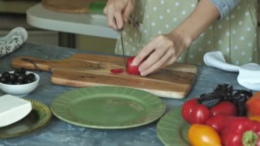 Kadının closeup hazırlama ürünleri pizza ve pişirme için hazırlamak için eller