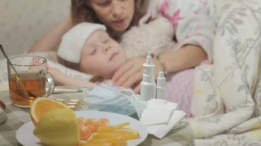 Hasta kız ateşle. Ateşli çocuk: bir kadın bir çocuğa ve ilaç