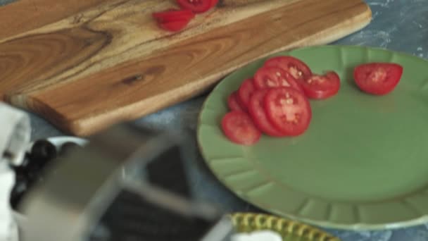 Mãos femininas close-up preparar produtos para pizza e prepará-lo para assar — Vídeo de Stock