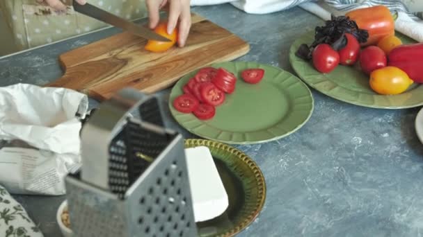 Primeros planos de las manos de las mujeres preparando productos para la pizza y preparándola para hornear — Vídeos de Stock