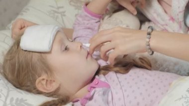 Hasta kız ateşle. Ateşli çocuk: bir kadın bir çocuğa ve ilaç