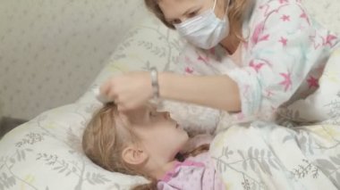 Hasta kız ateşle. Ateşli çocuk: bir kadın bir çocuğa ve ilaç