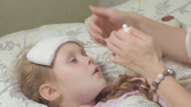 Hasta kız ateşle. Ateşli çocuk: bir kadın bir çocuğa ve ilaç