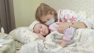 Hasta kız ateşli çocuk annesi ile yatakta yalan ateşle