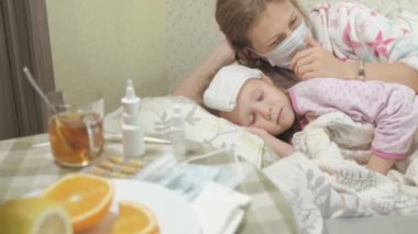 Hasta kız ateşli çocuk annesi ile yatakta yalan ateşle