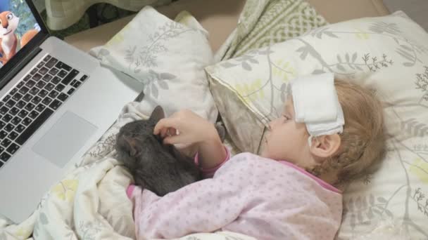 Chora Dziewczyna Temperaturą Dzieci Gorączką Leży Łóżku Kotem — Wideo stockowe