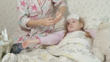 Hasta kız ateşle. Ateşli çocuk: bir kadın bir çocuğa ve ilaç