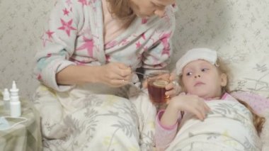 Hasta kız ateşle. Ateşli çocuk: bir kadın bir çocuğa ve ilaç