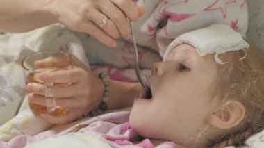 Hasta kız ateşle. Ateşli çocuk: bir kadın bir çocuğa ve ilaç