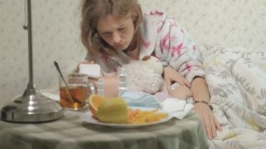 Hasta kız ateşle. Ateşli çocuk: bir kadın bir çocuğa ve ilaç