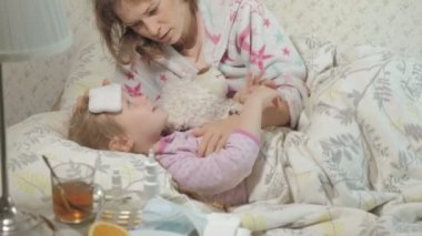 Hasta kız ateşle. Ateşli çocuk: bir kadın bir çocuğa ve ilaç
