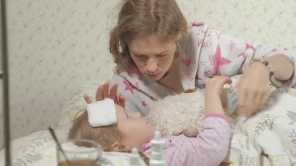 Miúda Doente Com Febre Criança Com Febre Uma Mulher Cuidando — Vídeo de Stock