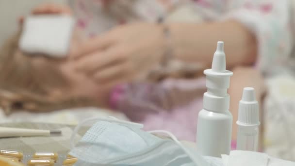Miúda doente com febre. Criança com febre: uma mulher cuidando de uma criança e medicando — Vídeo de Stock