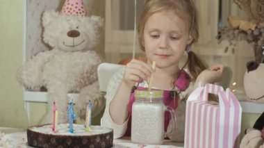 Mutlu Doğum günü pastası mumlar ile kızla