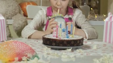 Mutlu Doğum günü pastası mumlar ile kızla