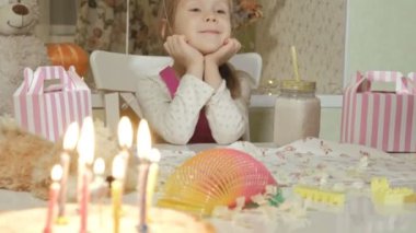 Mutlu Doğum günü pastası mumlar ile kızla