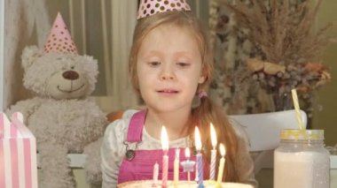 Mutlu Doğum günü pastası mumlar ile kızla