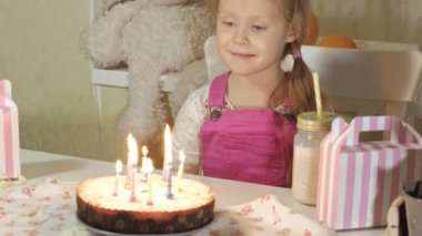 Mutlu Doğum günü pastası mumlar ile kızla