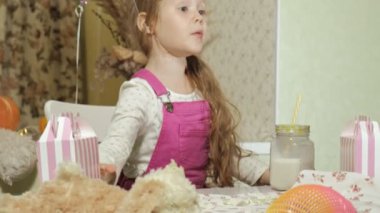 Mutlu Doğum günü pastası mumlar ile kızla