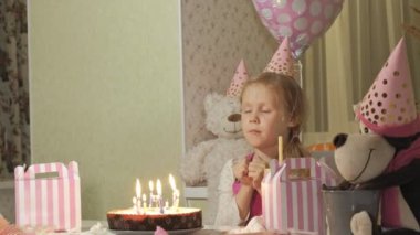 Mutlu Doğum günü pastası mumlar ile kızla