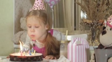 Mutlu Doğum günü pastası mumlar ile kızla