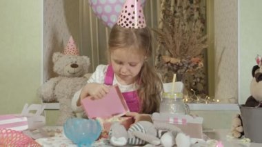 Mutlu kız Doğum günü hediyesi alır