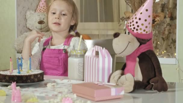 Chica feliz con pastel de cumpleaños con velas — Vídeos de Stock