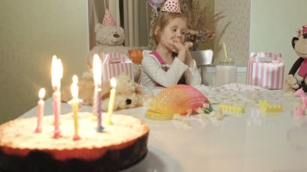 Gelukkig meisje met cake van de kindverjaardag met kaarsen — Stockvideo