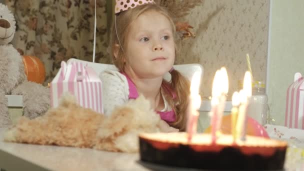 Menina feliz com bolo de aniversário com velas — Vídeo de Stock