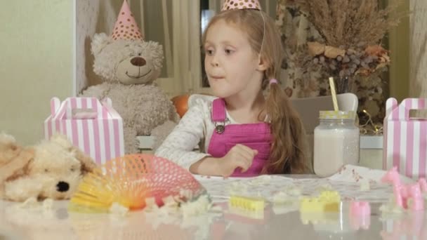 Gelukkig meisje met cake van de kindverjaardag met kaarsen — Stockvideo