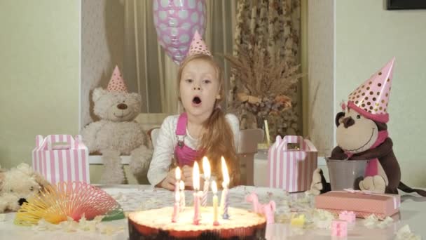 Menina feliz com bolo de aniversário com velas — Vídeo de Stock
