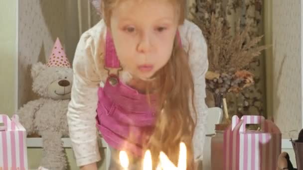 Щаслива дівчина з тортами на день народження зі свічками — стокове відео
