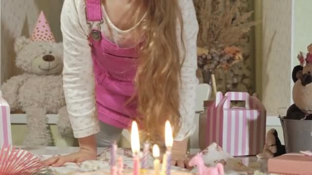 Gelukkig meisje met cake van de kindverjaardag met kaarsen — Stockvideo
