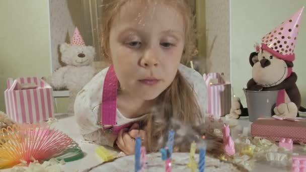 Menina feliz com bolo de aniversário com velas — Vídeo de Stock