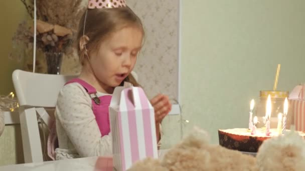 Chica feliz con pastel de cumpleaños con velas — Vídeos de Stock
