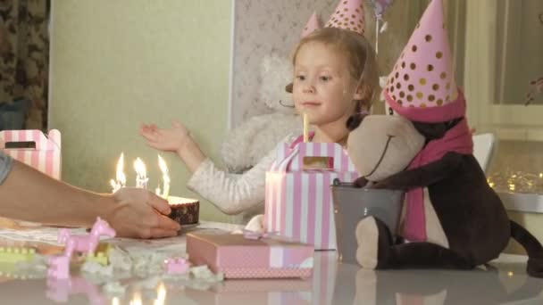 Chica feliz con pastel de cumpleaños con velas — Vídeo de stock