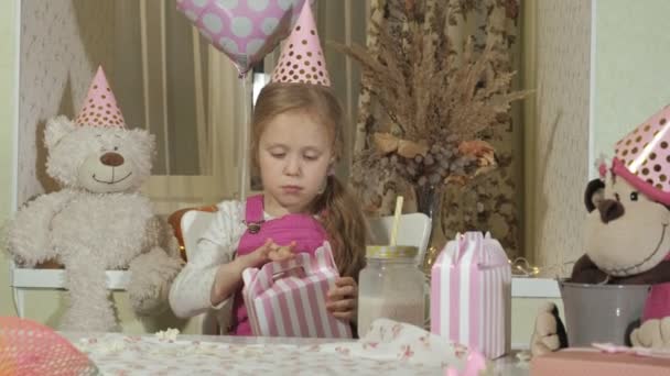 Chica feliz recibe regalos de cumpleaños — Vídeo de stock
