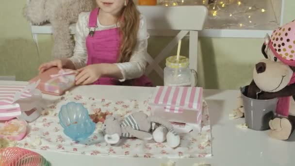 Щаслива дівчина отримує подарунки на день народження — стокове відео