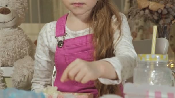 Menina feliz recebe presentes de aniversário — Vídeo de Stock