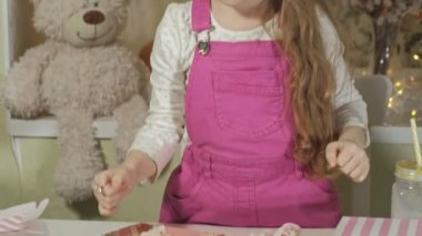 Mutlu kız Doğum günü hediyesi alır