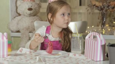 Mutlu kız Doğum günü hediyesi alır