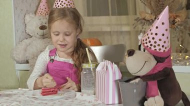 Mutlu kız Doğum günü hediyesi alır