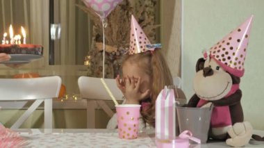 Mutlu kız Doğum günü hediyesi alır