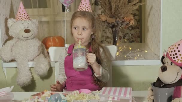 Chica feliz recibe regalos de cumpleaños — Vídeos de Stock