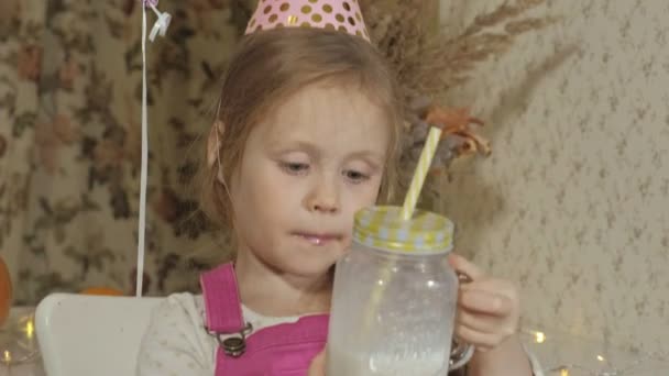 Šťastná dívka dostává dárky k narozeninám — Stock video