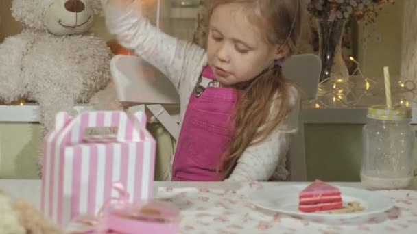 Menina feliz recebe presentes de aniversário — Vídeo de Stock