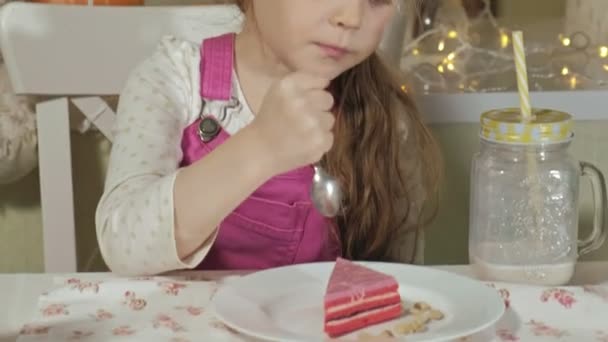 Menina feliz recebe presentes de aniversário — Vídeo de Stock
