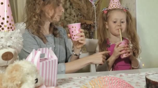 Feliz chica y su mamá obtener regalos de cumpleaños — Vídeos de Stock