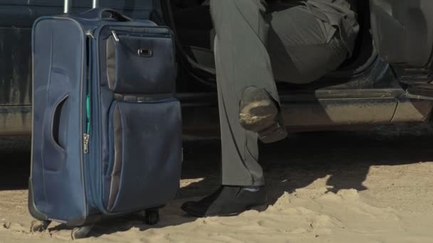 Biznesmen z walizką laptop działa, relaks na plaży w pobliżu jego samochód. — Wideo stockowe