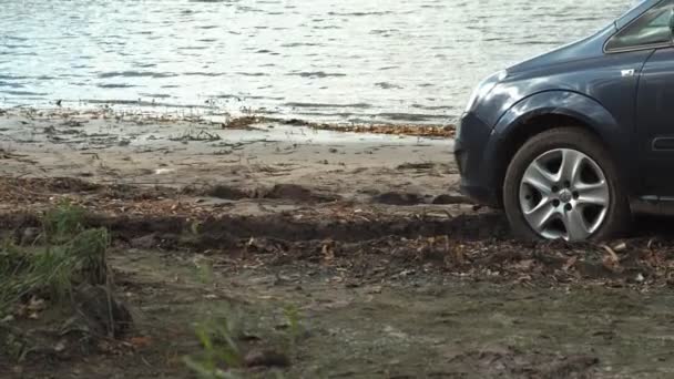 Auto Vast Zitten Het Zand Door Oever — Stockvideo